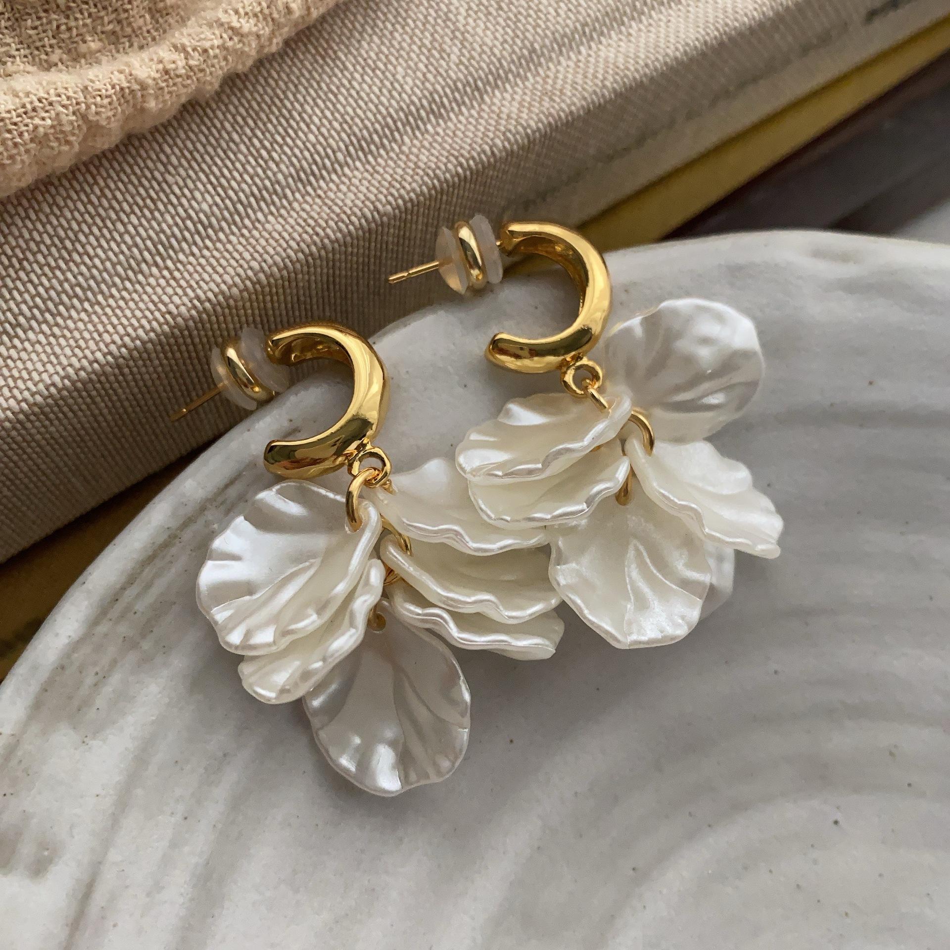 French style super fairy sweet Korean ears exquisite moonlight pearl shell flower temperament fringed earrings small fragrant wind niche
French style super fairy sweet Korean ears exquisite moonlight pearl shell flower temperament fringed earrings small fragrant wind niche