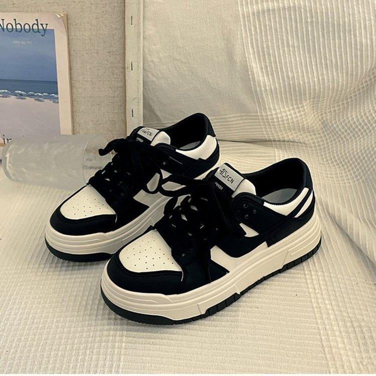 Популярный рост кожаных белых туфель для женщин 2025 года, новые повседневные туфли на платформе с пандой, черно-белые спортивные туфли 40
Популярный рост кожаных белых туфель для женщин 2025 года, новые повседневные туфли на платформе с пандой, черно-белые спортивные туфли 40