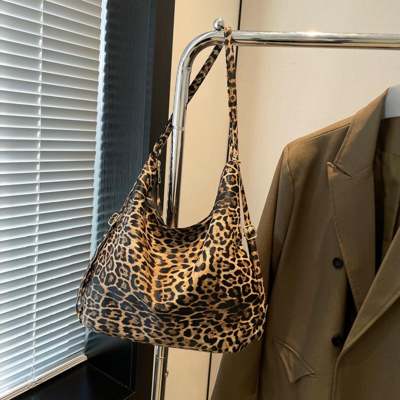 Retro ins shoulder bag leopard print lazy style fashion new large capacity tote bag versatile messenger bag women коричневий
Retro ins shoulder bag leopard print lazy style fashion new large capacity tote bag versatile messenger bag women коричневий