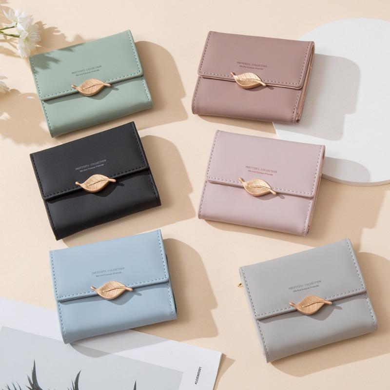 Women s Short Wallet Solid Color Personalized Leaf Buckle Women s Handheld Circumcision Clip світло-синій колір
Women s Short Wallet Solid Color Personalized Leaf Buckle Women s Handheld Circumcision Clip світло-синій колір