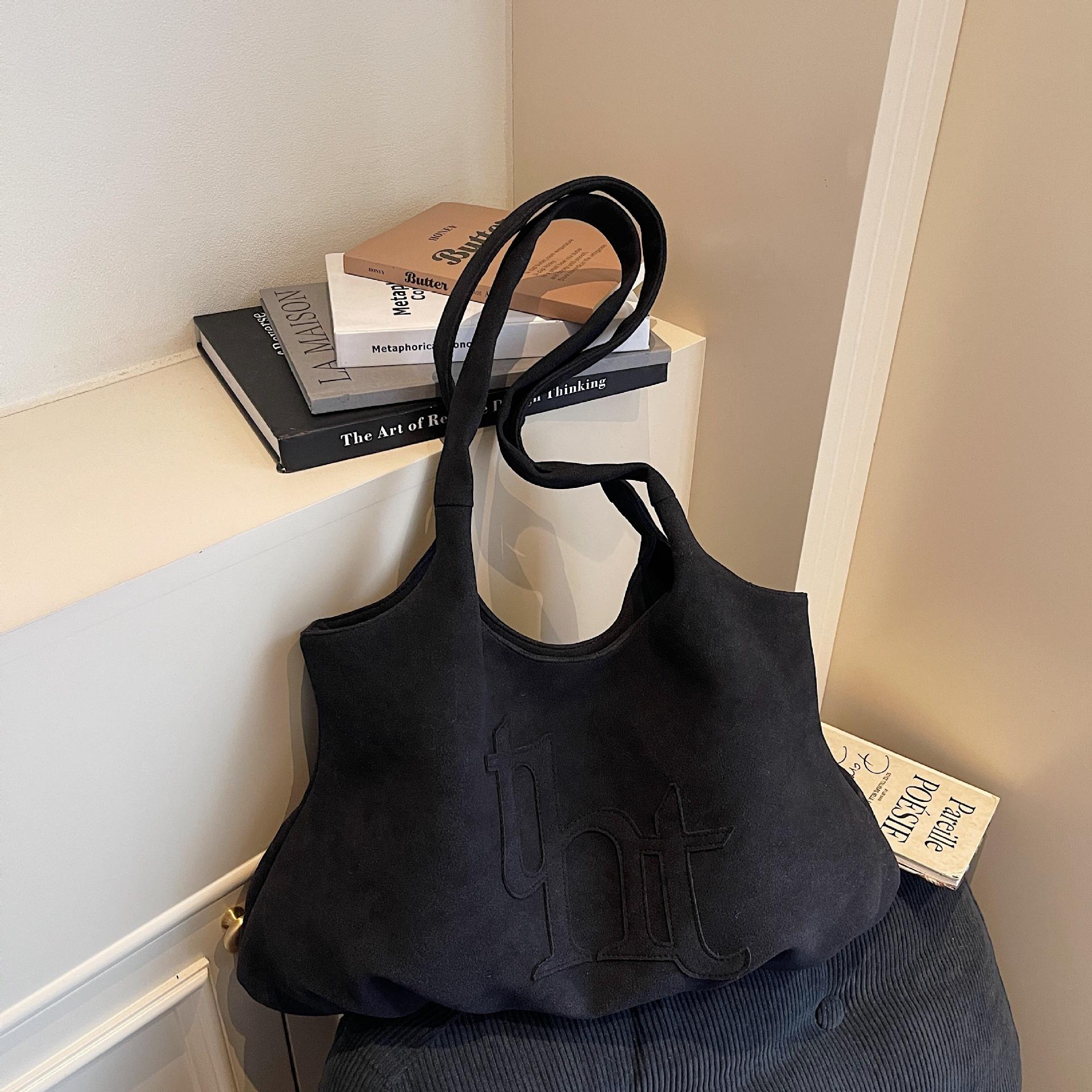 Fashi Creative Simple Three-dimensial Letter Embroidery Underarm Bag Casual Versatile Large-capacity Suede Shoulder Tote Bag чёрный
Fashi Creative Simple Three-dimensial Letter Embroidery Underarm Bag Casual Versatile Large-capacity Suede Shoulder Tote Bag чёрный