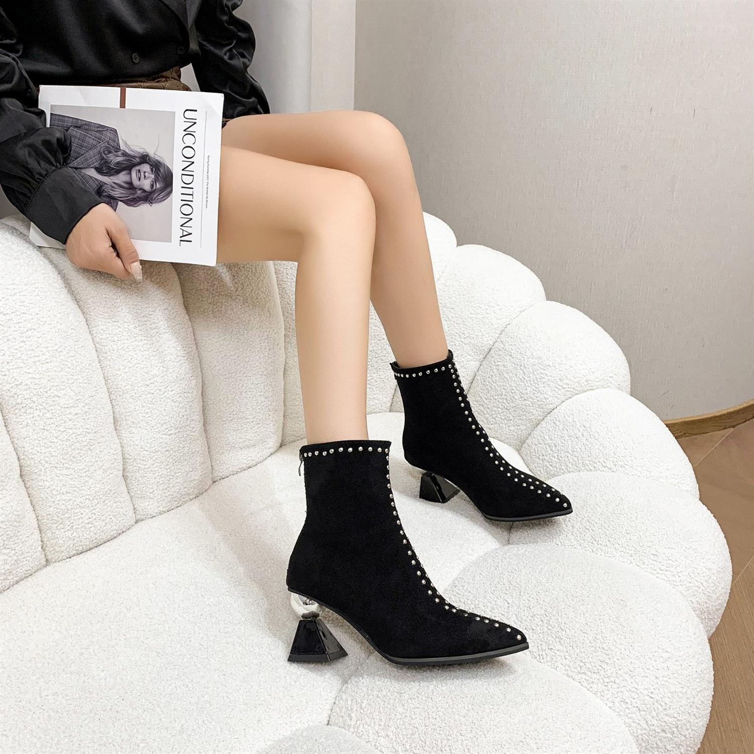 Foreign trade large size fashion boots women s 2024 autumn and winter new burgundy pointed elastic Martin boots suede rivet short boots 35 чёрный
Foreign trade large size fashion boots women s 2024 autumn and winter new burgundy pointed elastic Martin boots suede rivet short boots 35 чёрный