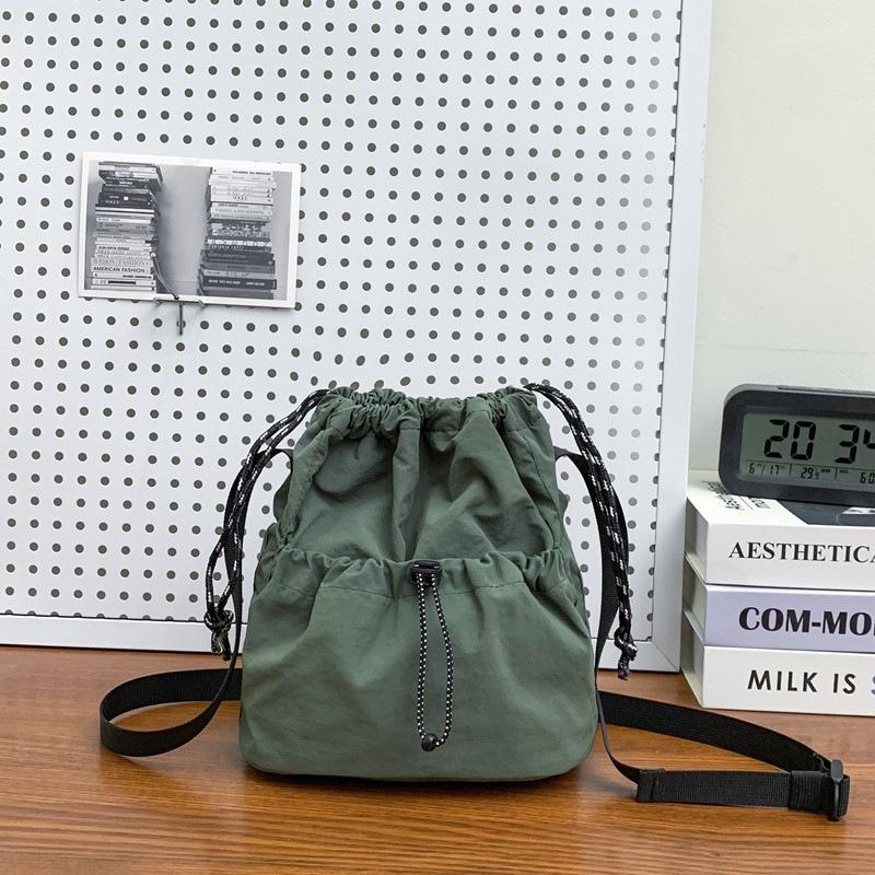 Simple trendy brand small satchel women s lightweight nylon mobile phone bag lazy pleated drawstring messenger bag men s shoulder bag зелений
Simple trendy brand small satchel women s lightweight nylon mobile phone bag lazy pleated drawstring messenger bag men s shoulder bag зелений