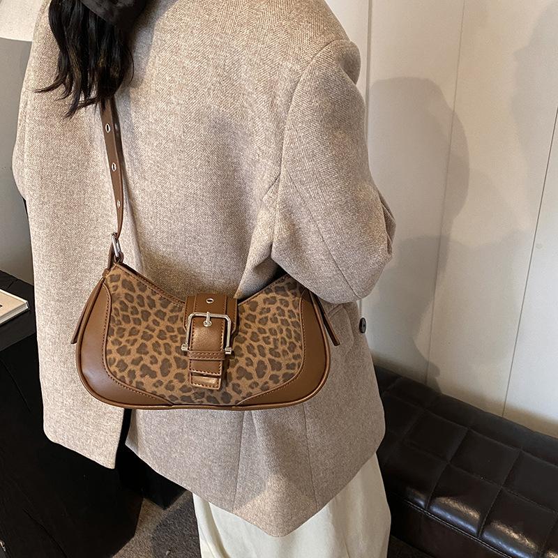 Сумка подмышку премиум-класса женская 2025 осень-зима новая простая маленькая квадратная сумка с леопардовым принтом нишевого дизайна сумка мессенджер женская
Сумка подмышку премиум-класса женская 2025 осень-зима новая простая маленькая квадратная сумка с леопардовым принтом нишевого дизайна сумка мессенджер женская