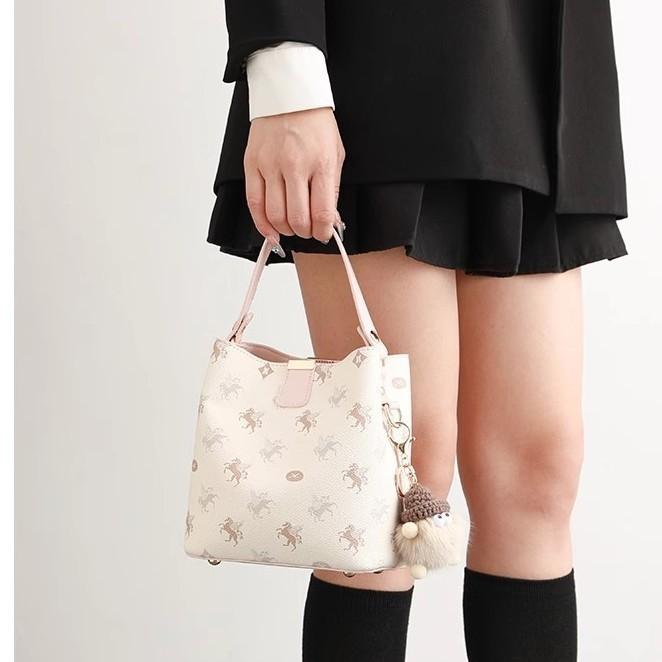 Premium Pegasus printed bucket bag women s 2025 new versatile commuter handbag casual shoulder messenger bag рожевий
Premium Pegasus printed bucket bag women s 2025 new versatile commuter handbag casual shoulder messenger bag рожевий