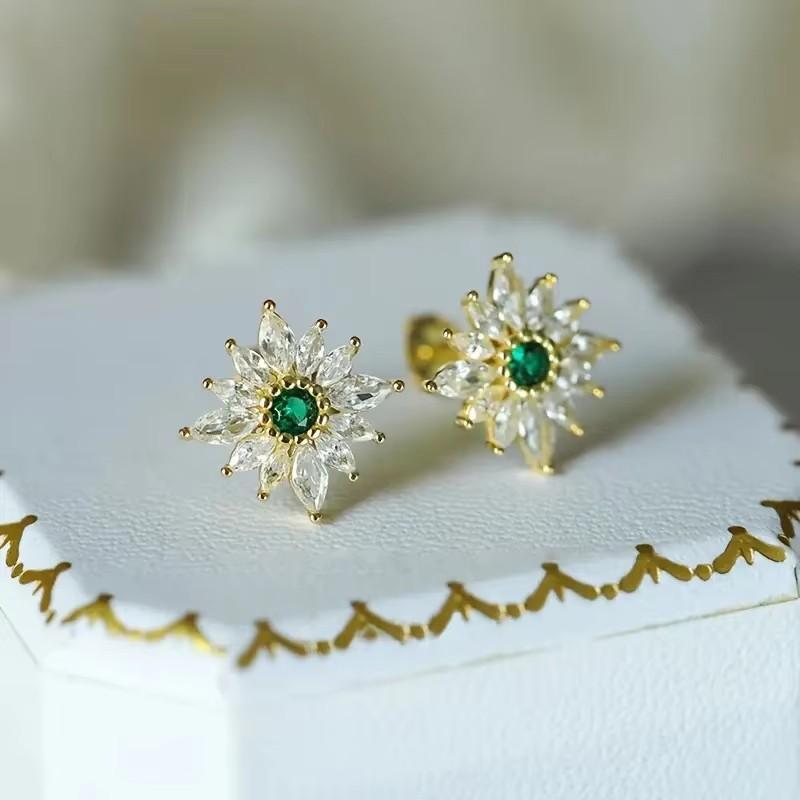 Huitan Noble Gold Color Stud Earrings for Women Luxury Green Color CZ Ear Piercing Accessories Creative Chic Engagement Zircon
Huitan Noble Gold Color Stud Earrings for Women Luxury Green Color CZ Ear Piercing Accessories Creative Chic Engagement Zircon