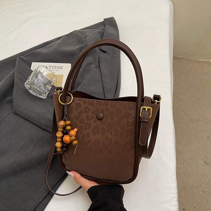 Retro niche bag women s large capacity 2025 new autumn and winter fashion shoulder bag simple texture commuter messenger bag no pendant
Retro niche bag women s large capacity 2025 new autumn and winter fashion shoulder bag simple texture commuter messenger bag no pendant