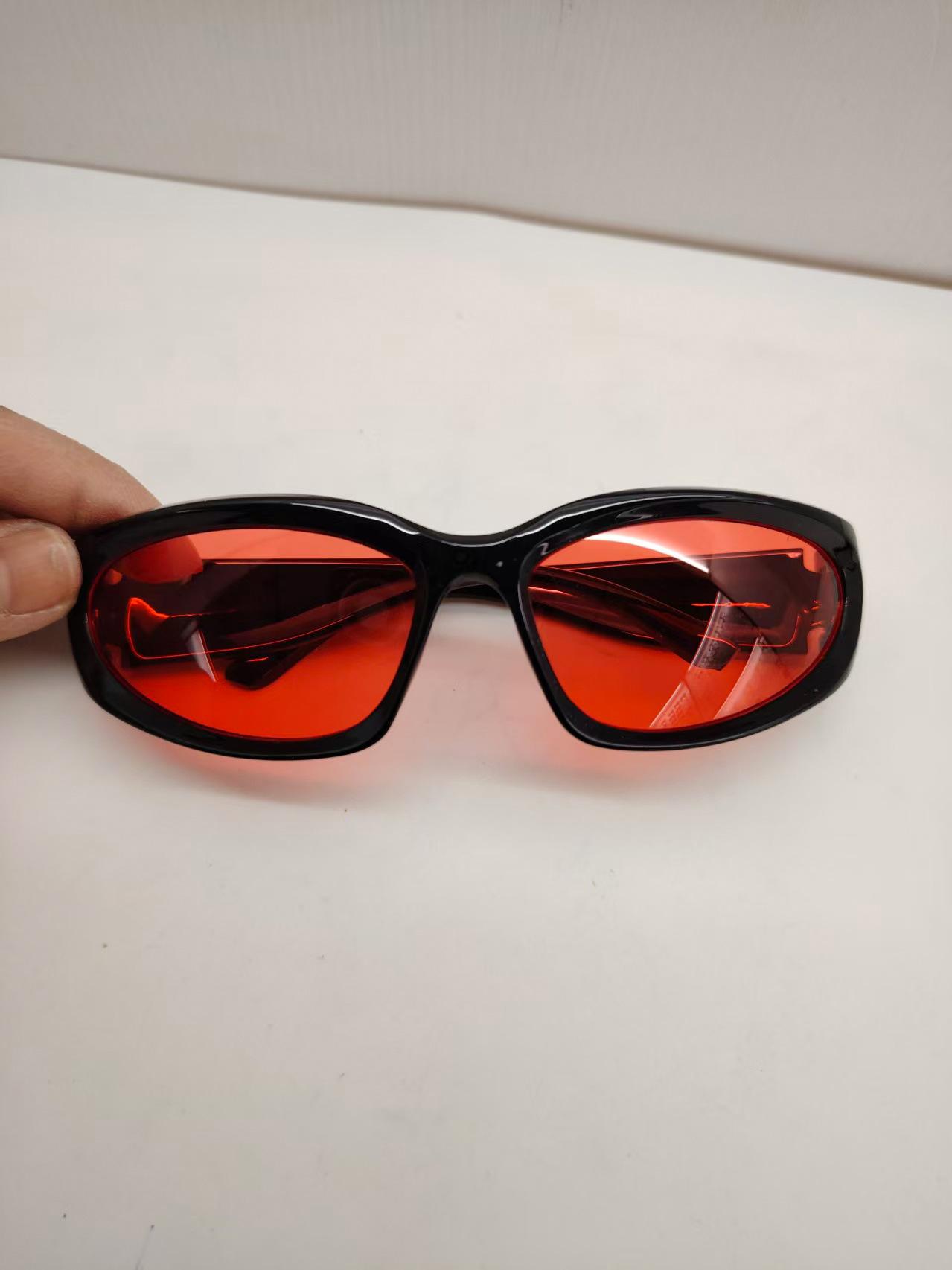 Summer popular fashion trend men s and women s same sunglasses outdoor sports cycling glasses European style cool
Summer popular fashion trend men s and women s same sunglasses outdoor sports cycling glasses European style cool
