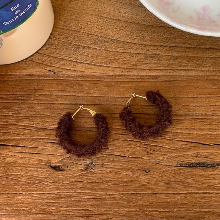 Plush plain ring earrings women s new popular earrings autumn and winter high-end temperament unique earrings stud earrings buckle
Plush plain ring earrings women s new popular earrings autumn and winter high-end temperament unique earrings stud earrings buckle