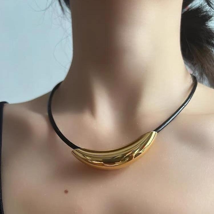 Yida Modern Metal Light Column Bent Tube Necklace: Unique Irregular Street Style Choker
Yida Modern Metal Light Column Bent Tube Necklace: Unique Irregular Street Style Choker