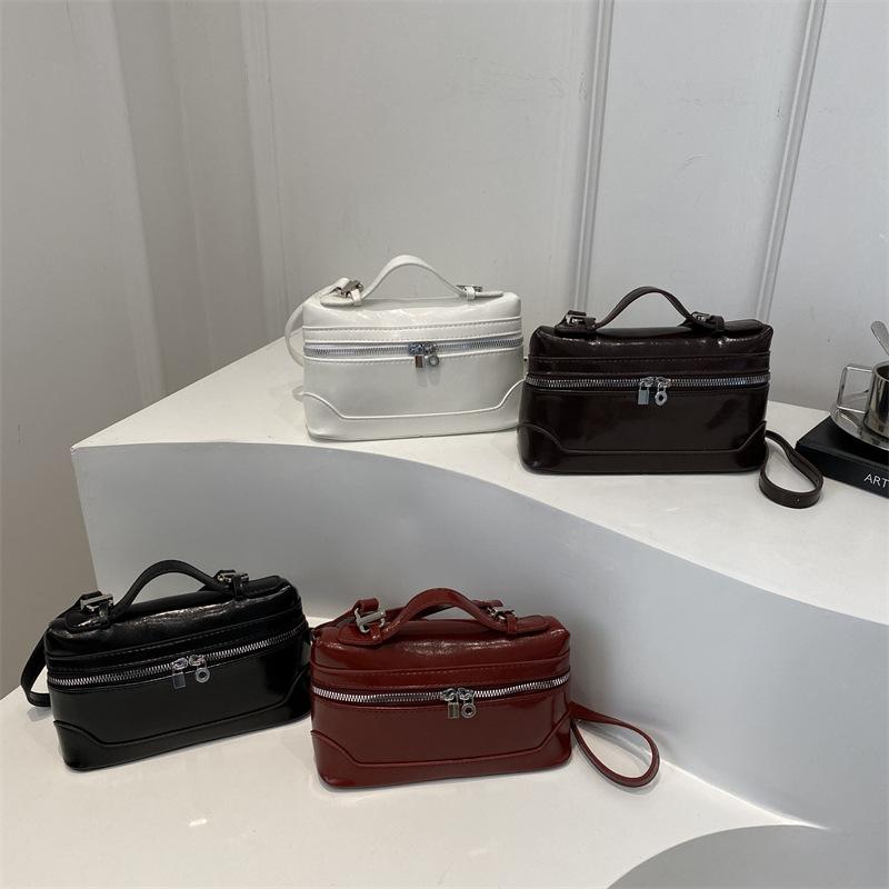 Retro solid color casual large capacity simple spring new fashion messenger suitcase type small square bag women чорний
Retro solid color casual large capacity simple spring new fashion messenger suitcase type small square bag women чорний