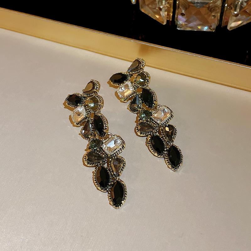 Silver needle with diamonds, water drop fringed earrings, European and American exaggerated design studs, high-end fashion temperament earrings
Silver needle with diamonds, water drop fringed earrings, European and American exaggerated design studs, high-end fashion temperament earrings