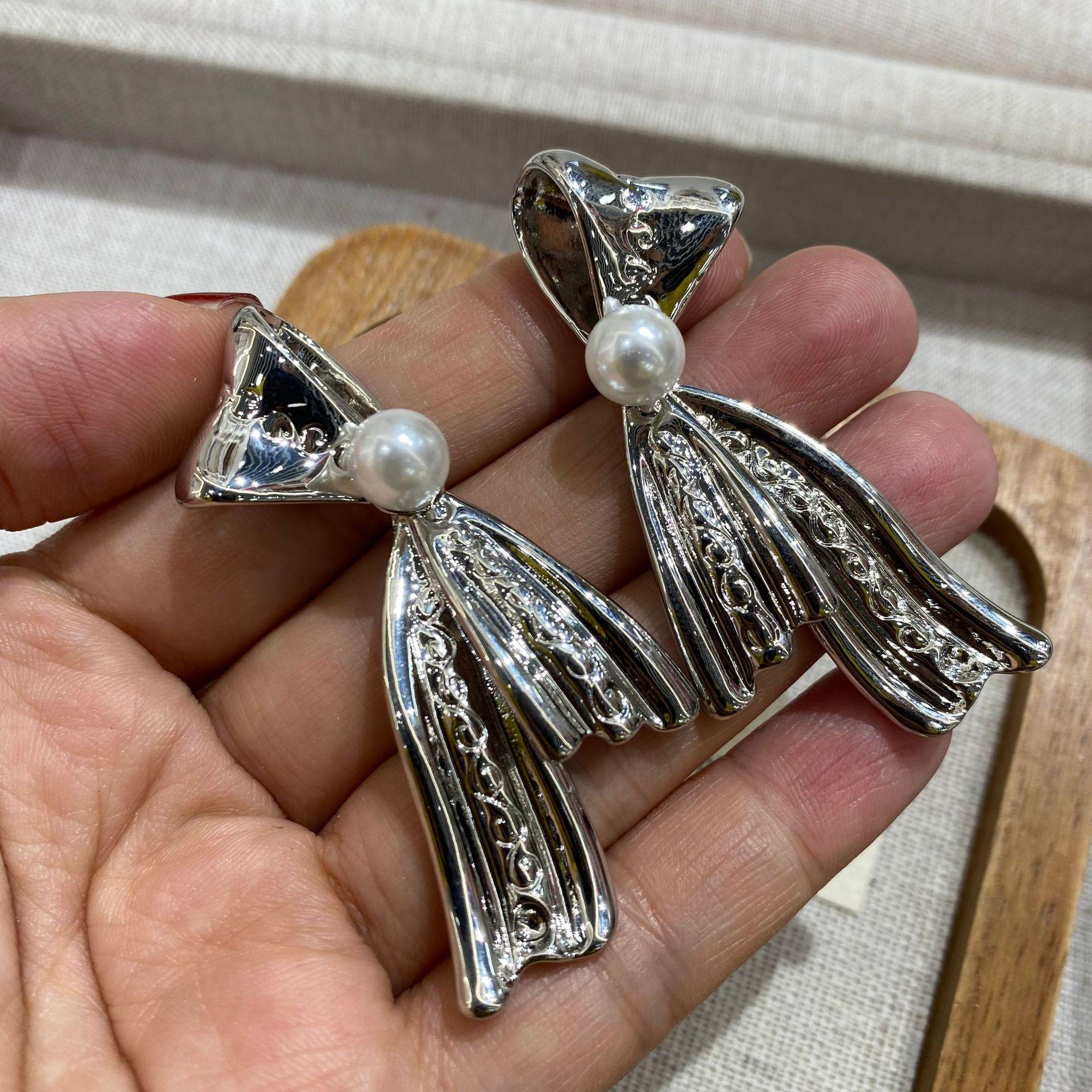 Wind French Metal Bow Pearl Earrings Premium Femininity Cold Wind Ear Jewelry
Wind French Metal Bow Pearl Earrings Premium Femininity Cold Wind Ear Jewelry