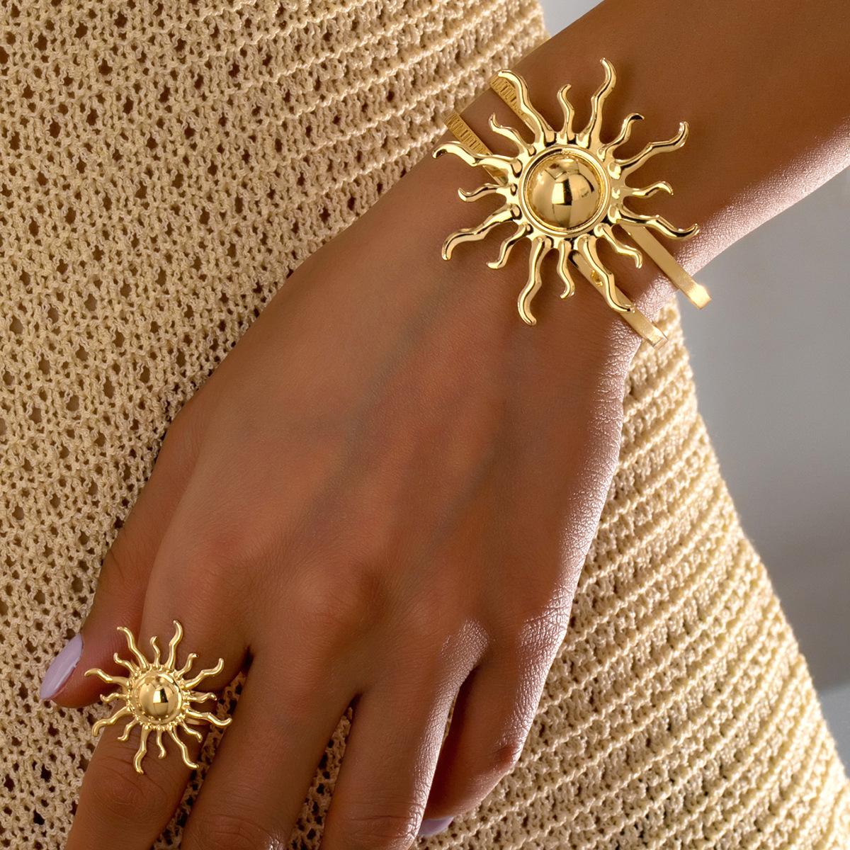 A Set of Fashion Personality Exaggeration Irregular Sun Open Bracelet Rings Sets for Women Vacation Style Travel Jewerly Sets Gold
A Set of Fashion Personality Exaggeration Irregular Sun Open Bracelet Rings Sets for Women Vacation Style Travel Jewerly Sets Gold