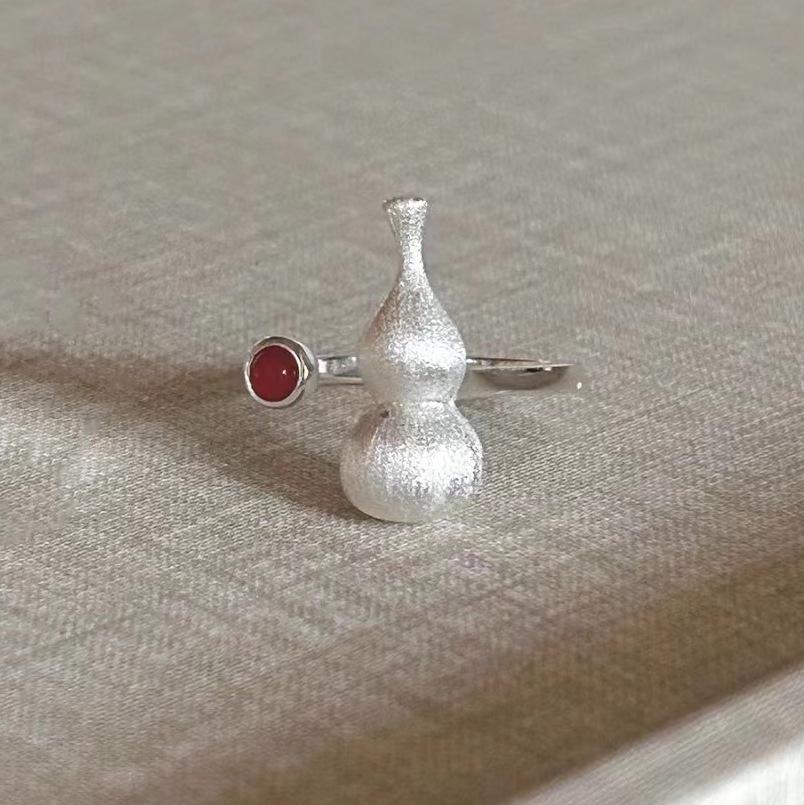 Red Agate Gourd Earrings: Retro Chinese Style S925 Silver Studs for Women Adjustable
Red Agate Gourd Earrings: Retro Chinese Style S925 Silver Studs for Women Adjustable