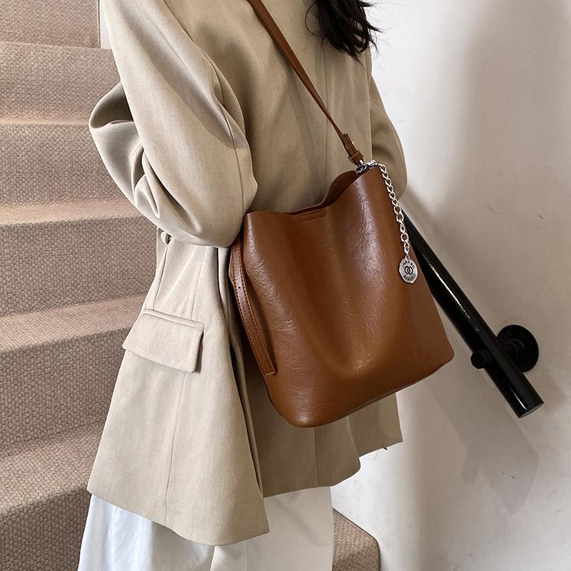 2025 autumn and winter new fashion trend versatile large capacity tote bag bucket bag women s shoulder bag 30*15.5*25 чёрный
2025 autumn and winter new fashion trend versatile large capacity tote bag bucket bag women s shoulder bag 30*15.5*25 чёрный