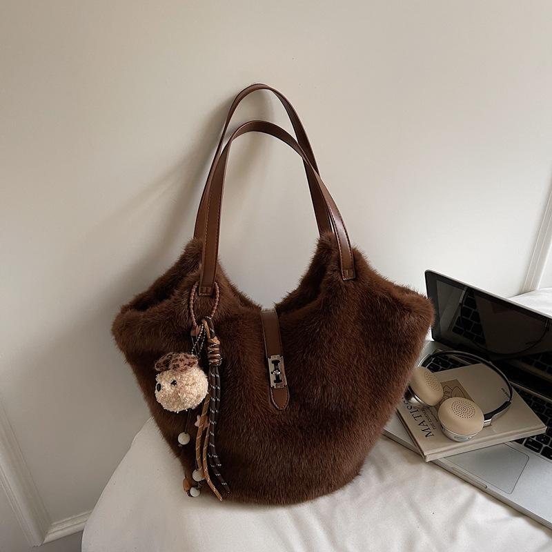 Winter New Fluffy Shoulder Bag Women Large Capacity Simple Texture Tote Bag Fashi Casual and Versatile Bucket Bag for Commute
Winter New Fluffy Shoulder Bag Women Large Capacity Simple Texture Tote Bag Fashi Casual and Versatile Bucket Bag for Commute