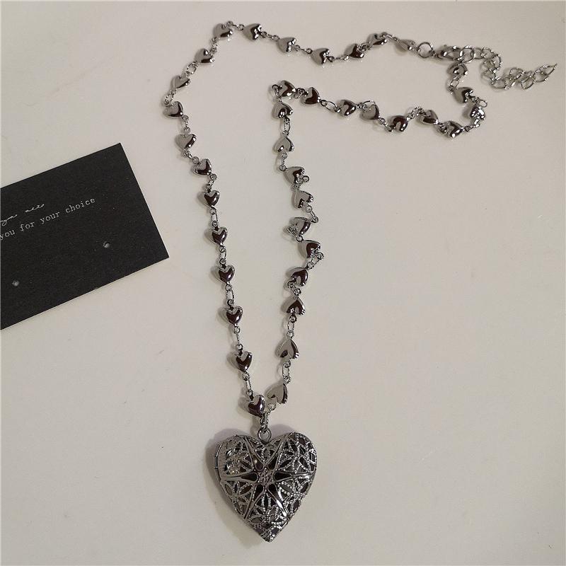 Sweet Cool Heart Chain Necklace Women Fashion Trend Carved Old Vintage Palace Style Openable Heart Photo Frame Pendant Necklace
Sweet Cool Heart Chain Necklace Women Fashion Trend Carved Old Vintage Palace Style Openable Heart Photo Frame Pendant Necklace