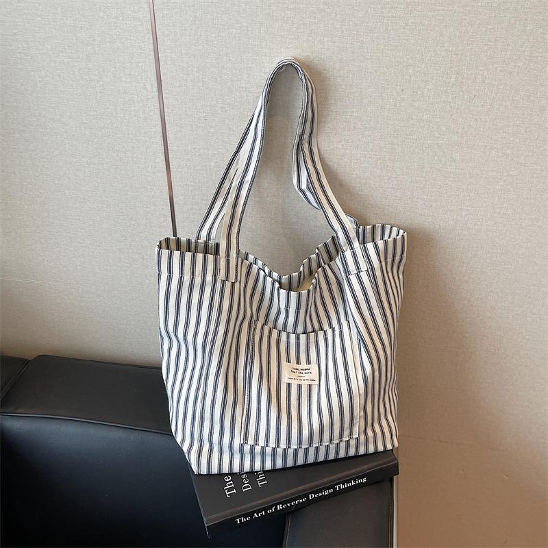 Полосатая парусиновая сумка большой вместимости, летняя новая универсальная сумка-тоут через плечо для поездок на работу, портативная сумка для покупок
Полосатая парусиновая сумка большой вместимости, летняя новая универсальная сумка-тоут через плечо для поездок на работу, портативная сумка для покупок