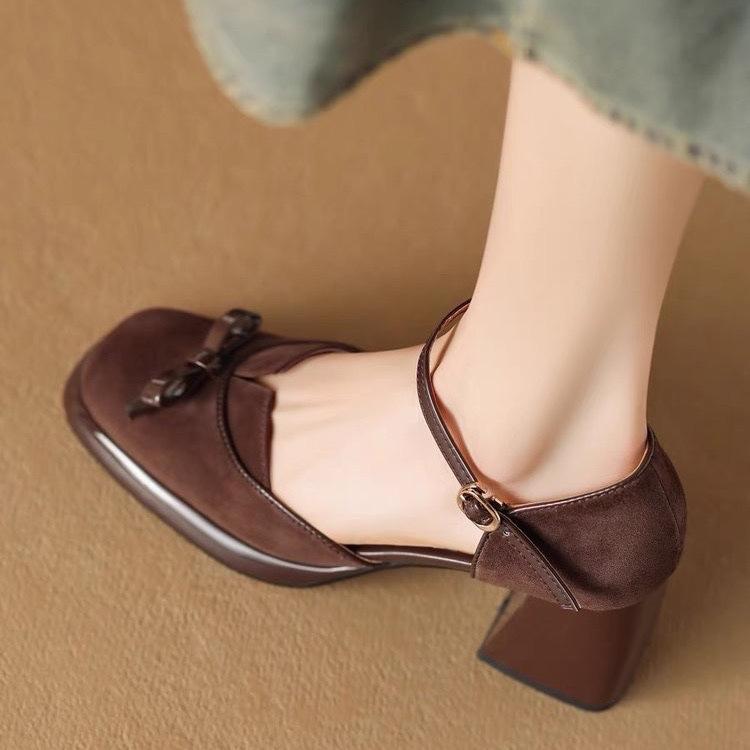 2025 summer new temperament retro bag head sandals women s versatile and comfortable one-word buckle hollow thick heel high heels 39 коричневий
2025 summer new temperament retro bag head sandals women s versatile and comfortable one-word buckle hollow thick heel high heels 39 коричневий