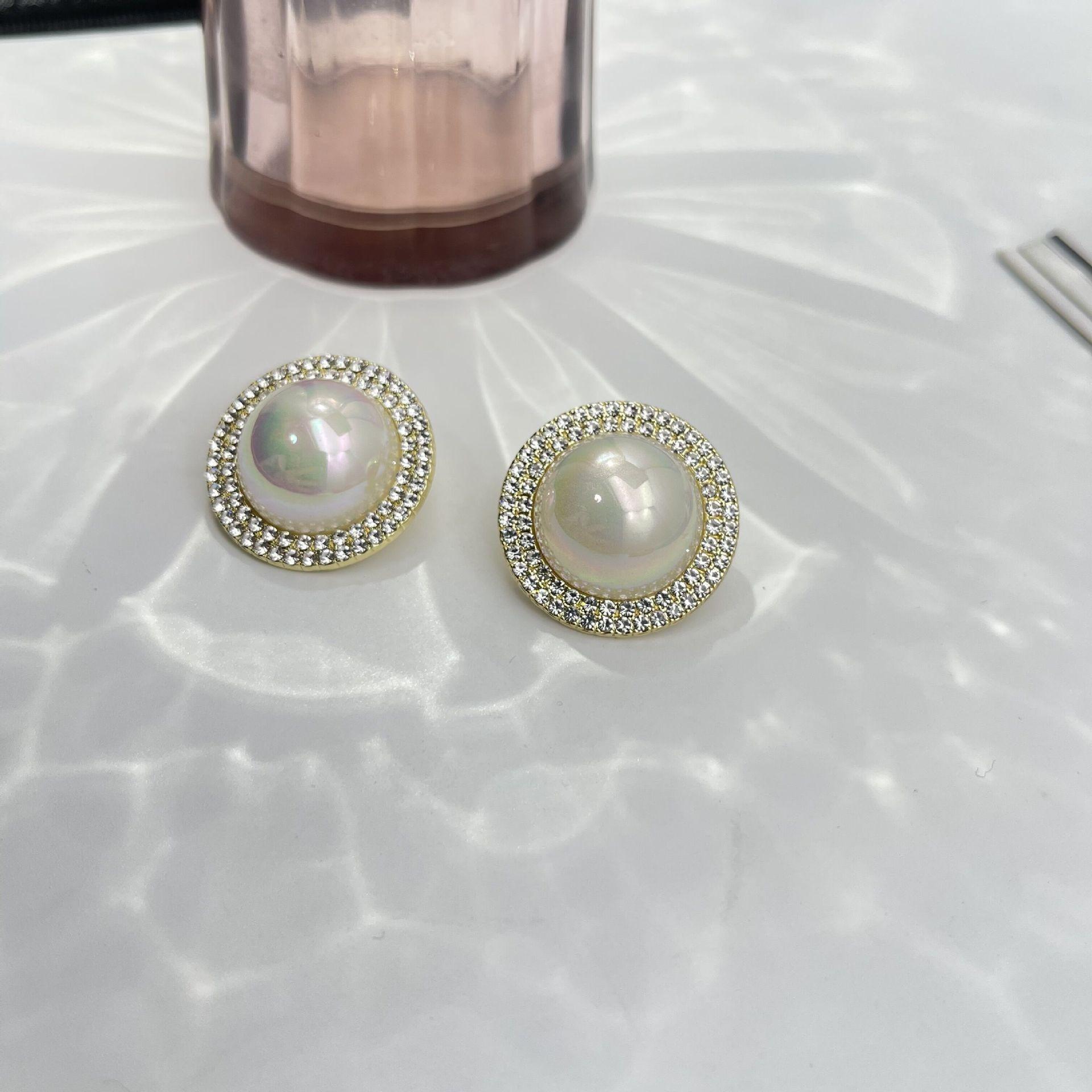 Hyperbole Big Round Imitation Pearl Crystal Stud Earring for Woman New Vintage Geometric Sweet Brincos Jewelry Orejeras Gift
Hyperbole Big Round Imitation Pearl Crystal Stud Earring for Woman New Vintage Geometric Sweet Brincos Jewelry Orejeras Gift