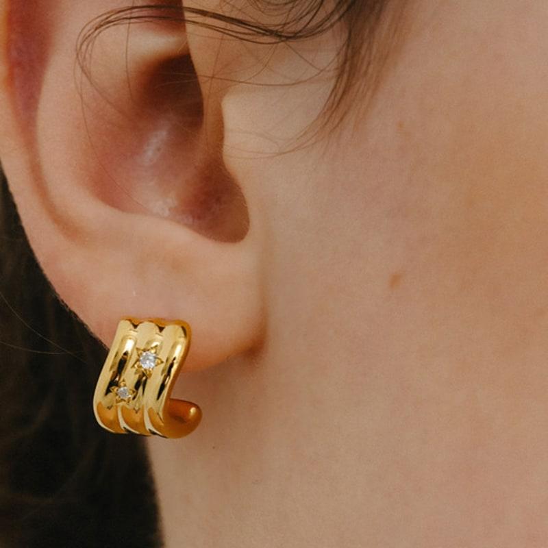 CUD Aurora stella hoop Earring GOLD
CUD Aurora stella hoop Earring GOLD