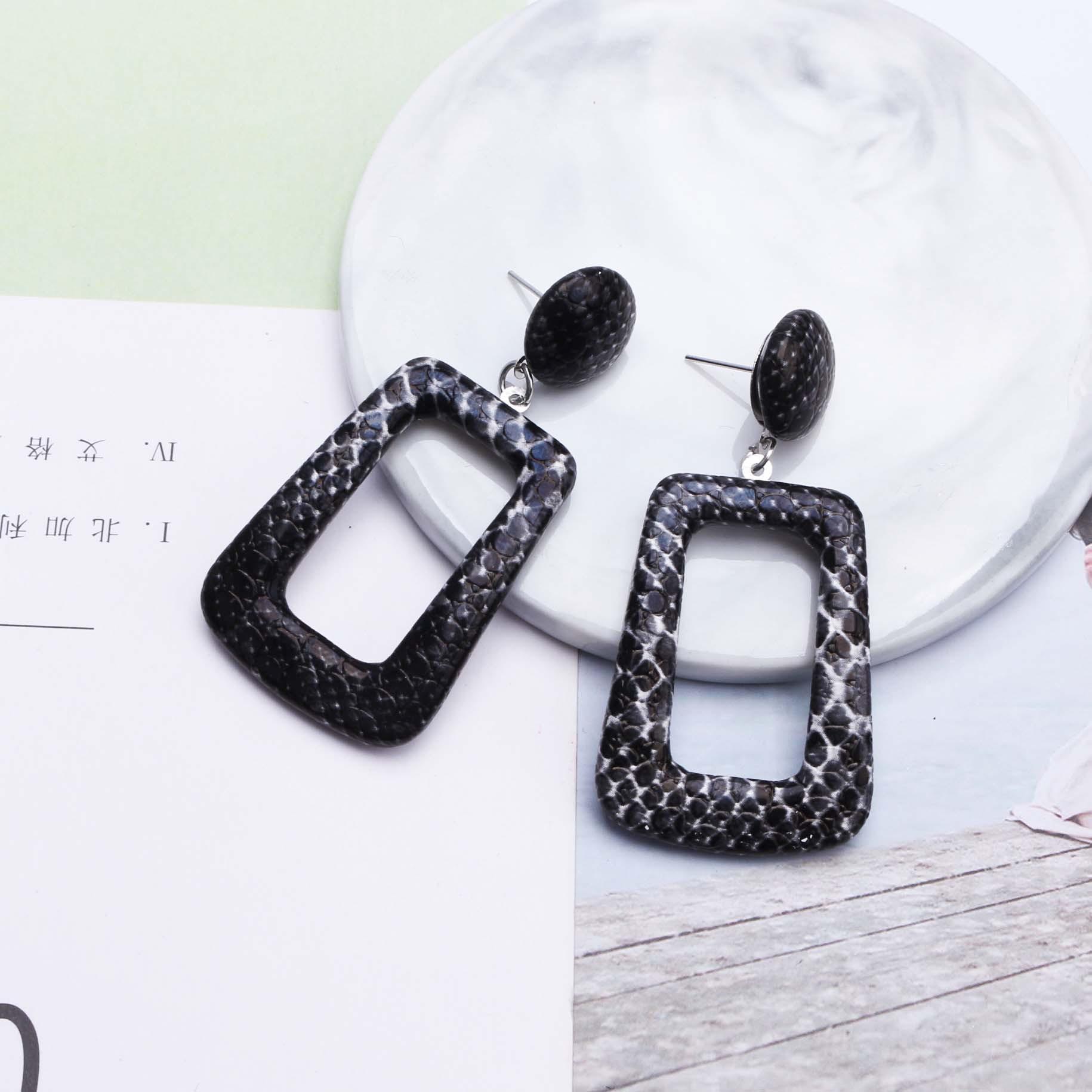 European Snake Skin Pattern Round Drop Earrings for Women Exaggerate Big Square Dangle Earrings Hollow Out Statement Zircon
European Snake Skin Pattern Round Drop Earrings for Women Exaggerate Big Square Dangle Earrings Hollow Out Statement Zircon