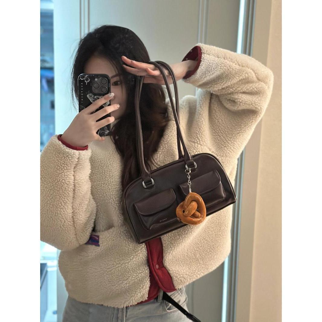Korean Niche Pocket Bowling Bag Women S Retro Oil Wax Leather Commuter Shoulder Bag
Korean Niche Pocket Bowling Bag Women S Retro Oil Wax Leather Commuter Shoulder Bag