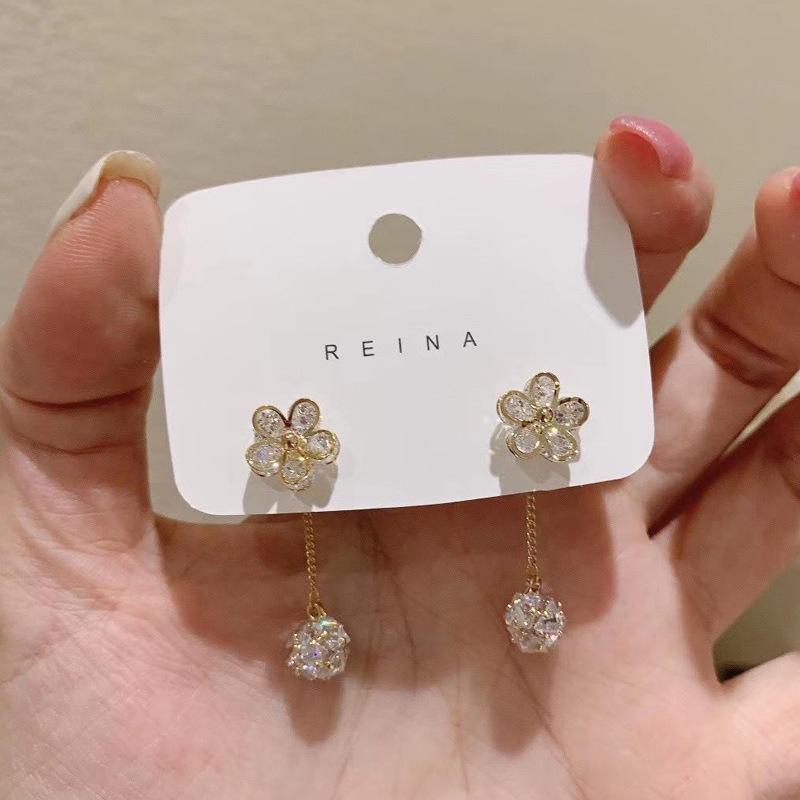 Корейские цветочные серьги: Игла из серебра S925, Микропаве из цирконов, Съемная цепочка, Двусторонняя носка, Дизайн с хрустальным шаром и цветком.
Корейские цветочные серьги: Игла из серебра S925, Микропаве из цирконов, Съемная цепочка, Двусторонняя носка, Дизайн с хрустальным шаром и цветком.