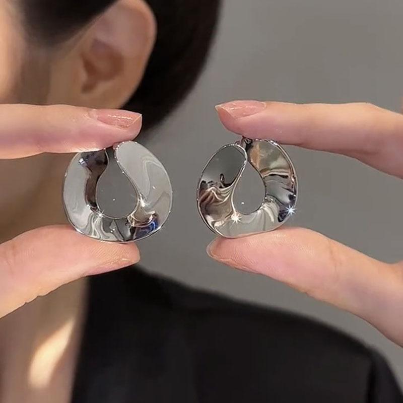 Glossy geometric U-shaped ear buckles women s simple cold wind earrings women s fashion personality temperament earrings niche high sense
Glossy geometric U-shaped ear buckles women s simple cold wind earrings women s fashion personality temperament earrings niche high sense