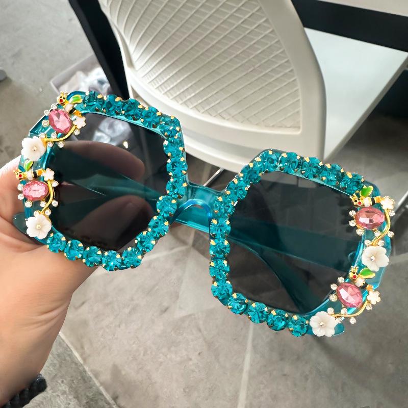 Неполяризованные новые брендовые роскошные квадратные солнцезащитные очки женские солнцезащитные очки со стразами и бриллиантами
Неполяризованные новые брендовые роскошные квадратные солнцезащитные очки женские солнцезащитные очки со стразами и бриллиантами