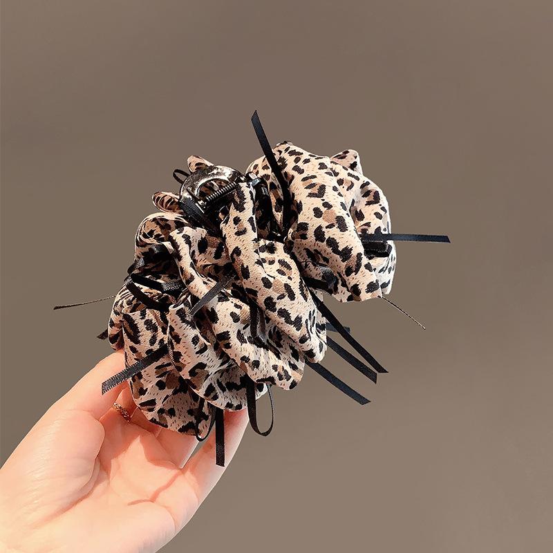 Maillard pleated leopard print bow hairpin personalized back head shark clip light luxury elegant retro hair accessories
Maillard pleated leopard print bow hairpin personalized back head shark clip light luxury elegant retro hair accessories