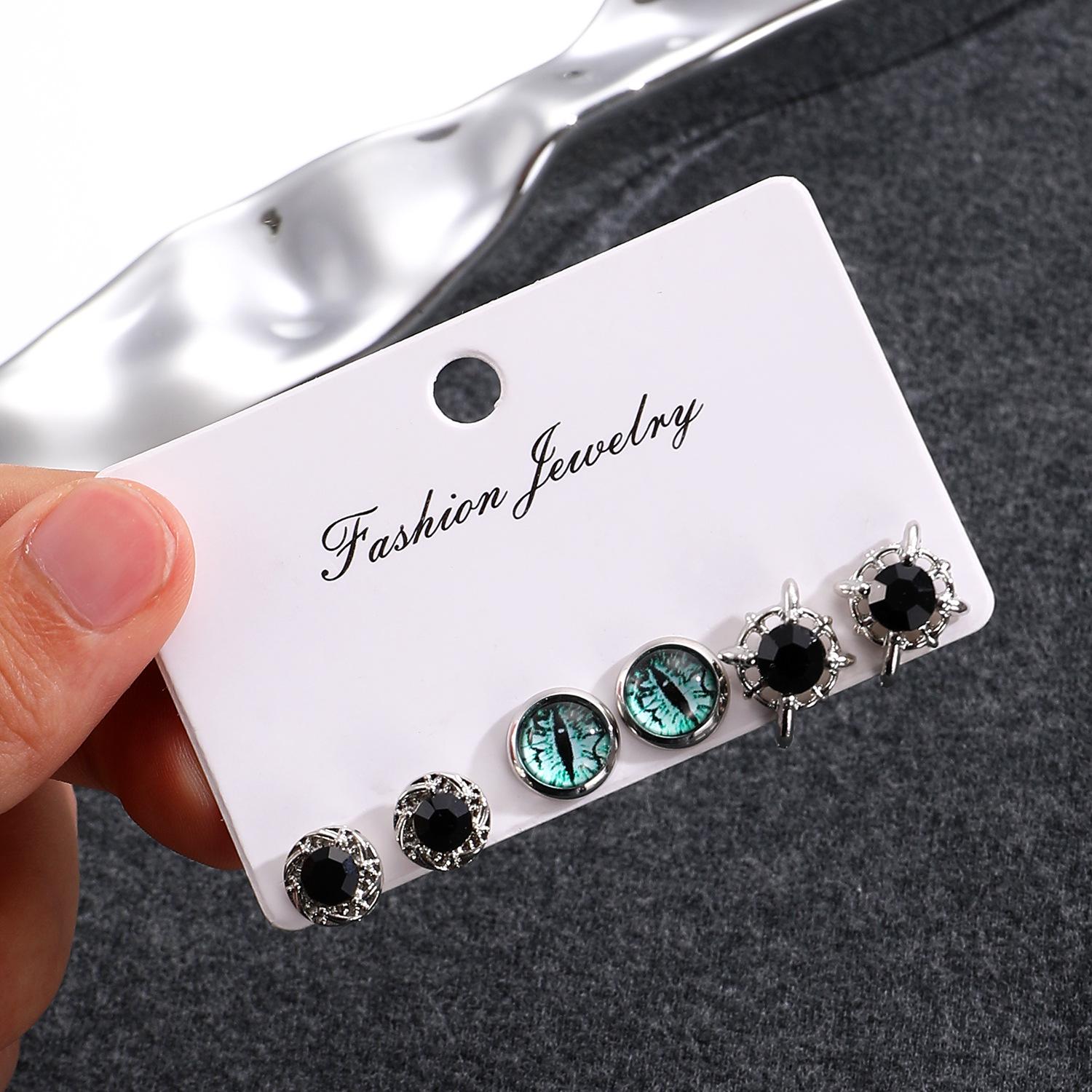 Набор серег-пусет в ретро темном стиле - 3 штуки, нишевый дизайн
Набор серег-пусет в ретро темном стиле - 3 штуки, нишевый дизайн