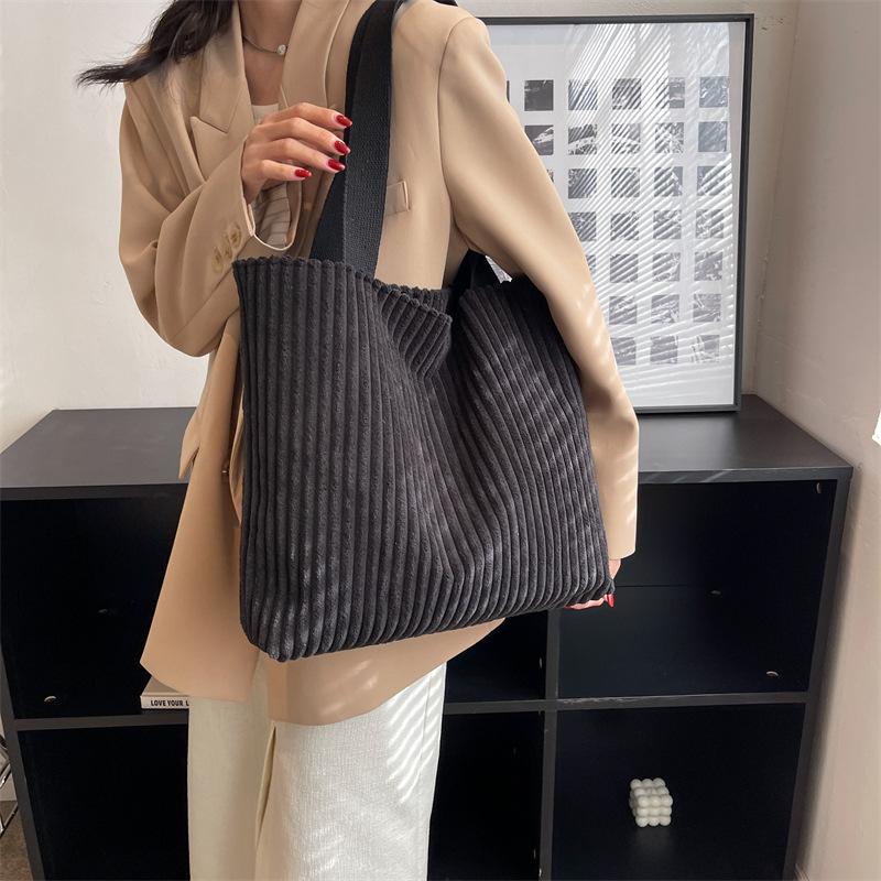 A Simple and Casual Women s Bag for Urban White-collar Workers Commuting чорний
A Simple and Casual Women s Bag for Urban White-collar Workers Commuting чорний