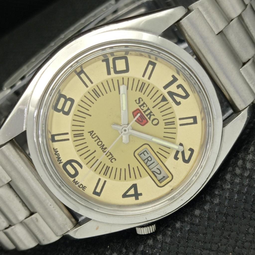 USED VINTAGE SEIKO 5 AUTO 7009A JAPAN MENS D/D GOLDEN WATCH 588a-a310167-2 SKU588a-a310167
USED VINTAGE SEIKO 5 AUTO 7009A JAPAN MENS D/D GOLDEN WATCH 588a-a310167-2 SKU588a-a310167