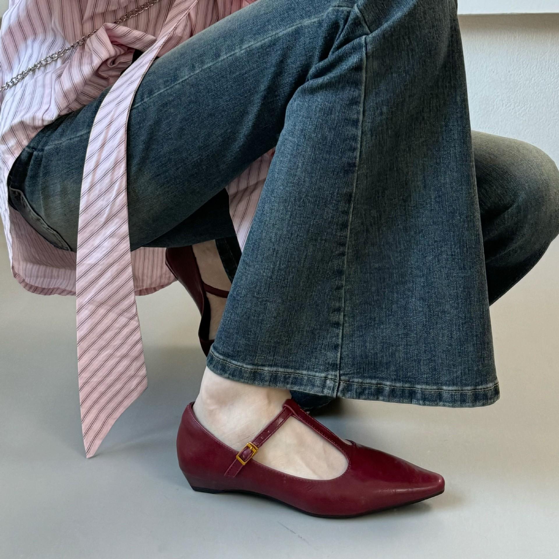 French Retro Xiaoxiangfeng One-Word Buckle With Low-Heeled Mary Jane Shoes, Versatile Temperament, Gentle Commute Night 40
French Retro Xiaoxiangfeng One-Word Buckle With Low-Heeled Mary Jane Shoes, Versatile Temperament, Gentle Commute Night 40