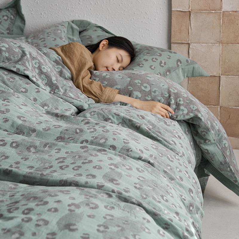 Retro Cotton Four-Piece Set: Yarn-Dyed Jacquard Bed Sheet & Duvet Cover for All Seasons 1.8m Bed Sheet Set
Retro Cotton Four-Piece Set: Yarn-Dyed Jacquard Bed Sheet & Duvet Cover for All Seasons 1.8m Bed Sheet Set