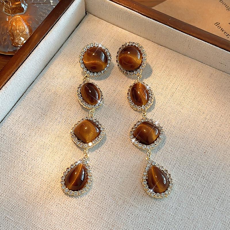 Винтажные серьги-пусеты из тигрового глаза янтарно-коричневого цвета - Элегантные осенне-зимние украшения
Винтажные серьги-пусеты из тигрового глаза янтарно-коричневого цвета - Элегантные осенне-зимние украшения