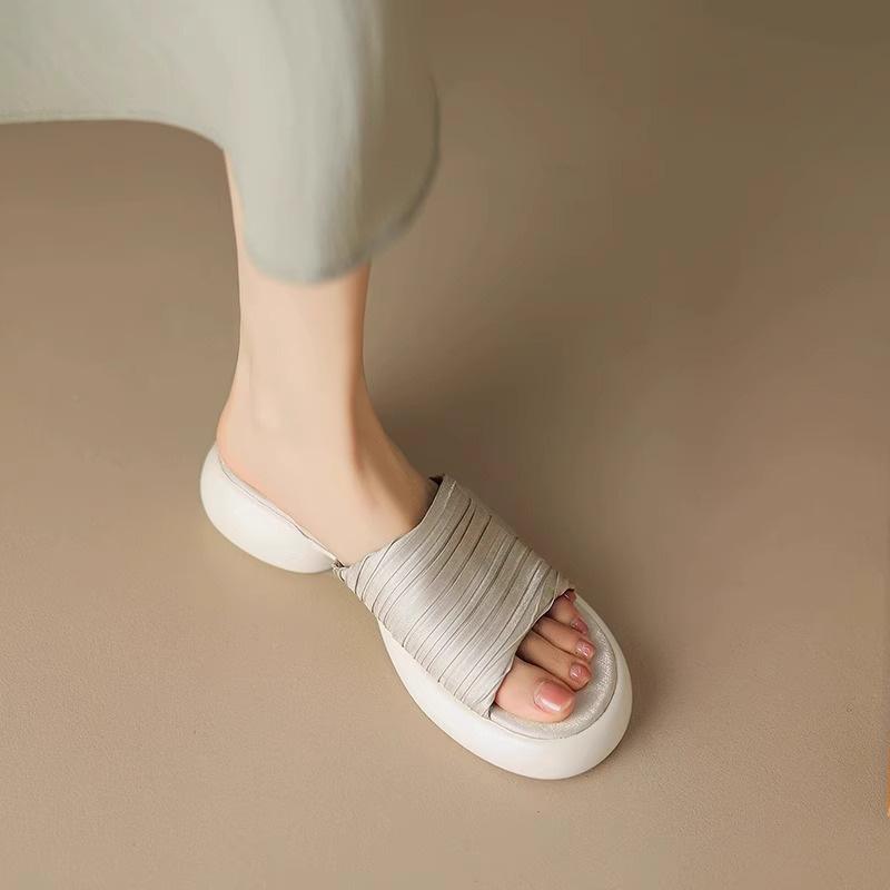Thick-soled one-word slippers women wear new lazy shoes in summer indoor home office sandals 40 чорний
Thick-soled one-word slippers women wear new lazy shoes in summer indoor home office sandals 40 чорний