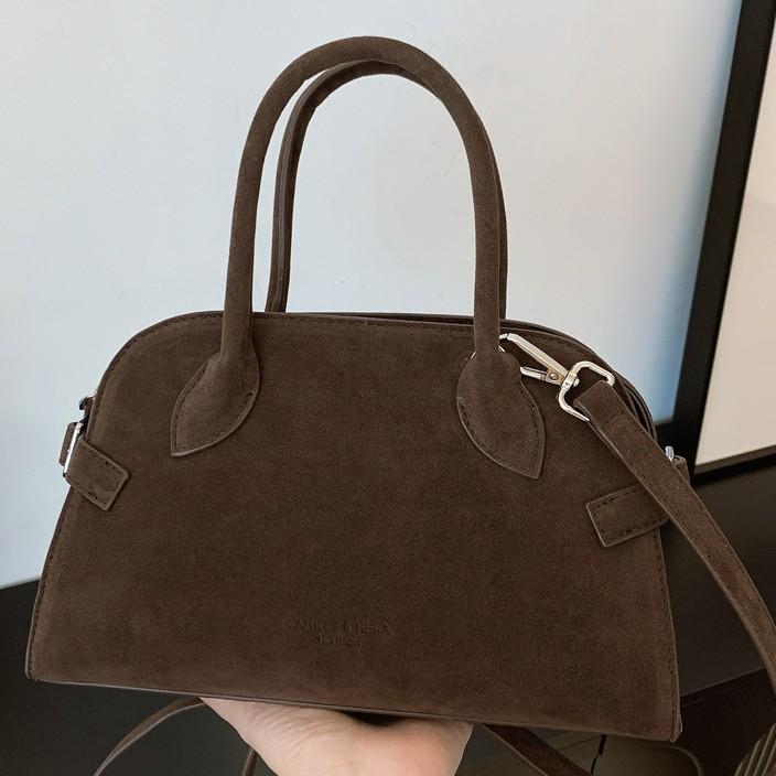 Retro portable bowling bag women s autumn and winter 2025 new trendy pillow bag simple commuter bag messenger bag
Retro portable bowling bag women s autumn and winter 2025 new trendy pillow bag simple commuter bag messenger bag