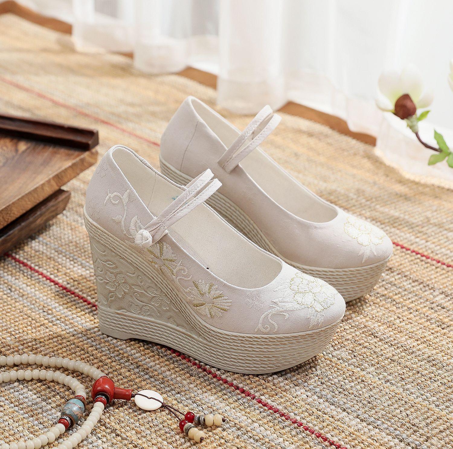 Женские весенние туфли на танкетке с вышивкой - Традиционная пекинская обувь ханьфу 37
Женские весенние туфли на танкетке с вышивкой - Традиционная пекинская обувь ханьфу 37