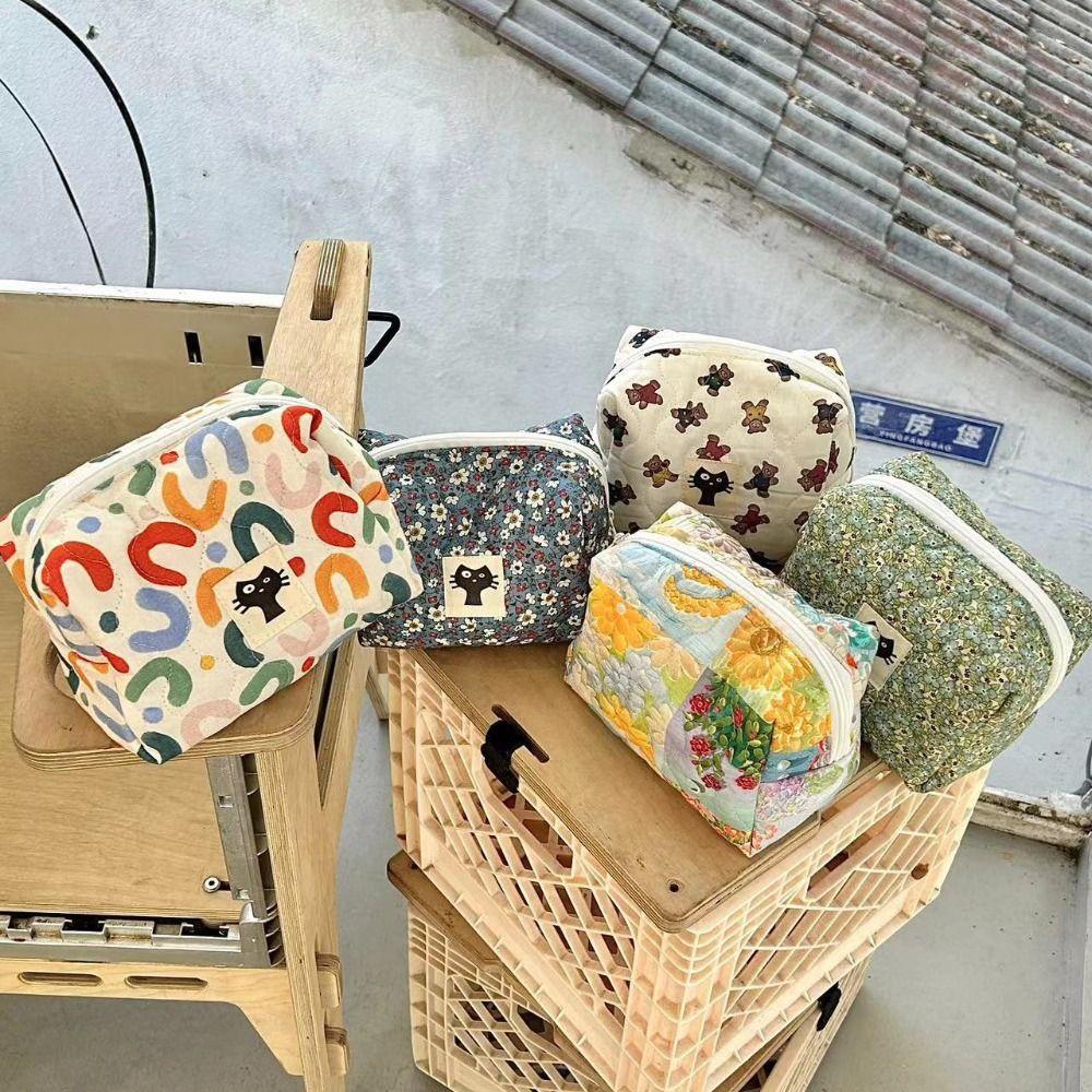 Large Capacity Quilted Makeup Bag Clutch Bag Travel Storage Bag Portable Floral Cosmetic Pouch
Large Capacity Quilted Makeup Bag Clutch Bag Travel Storage Bag Portable Floral Cosmetic Pouch