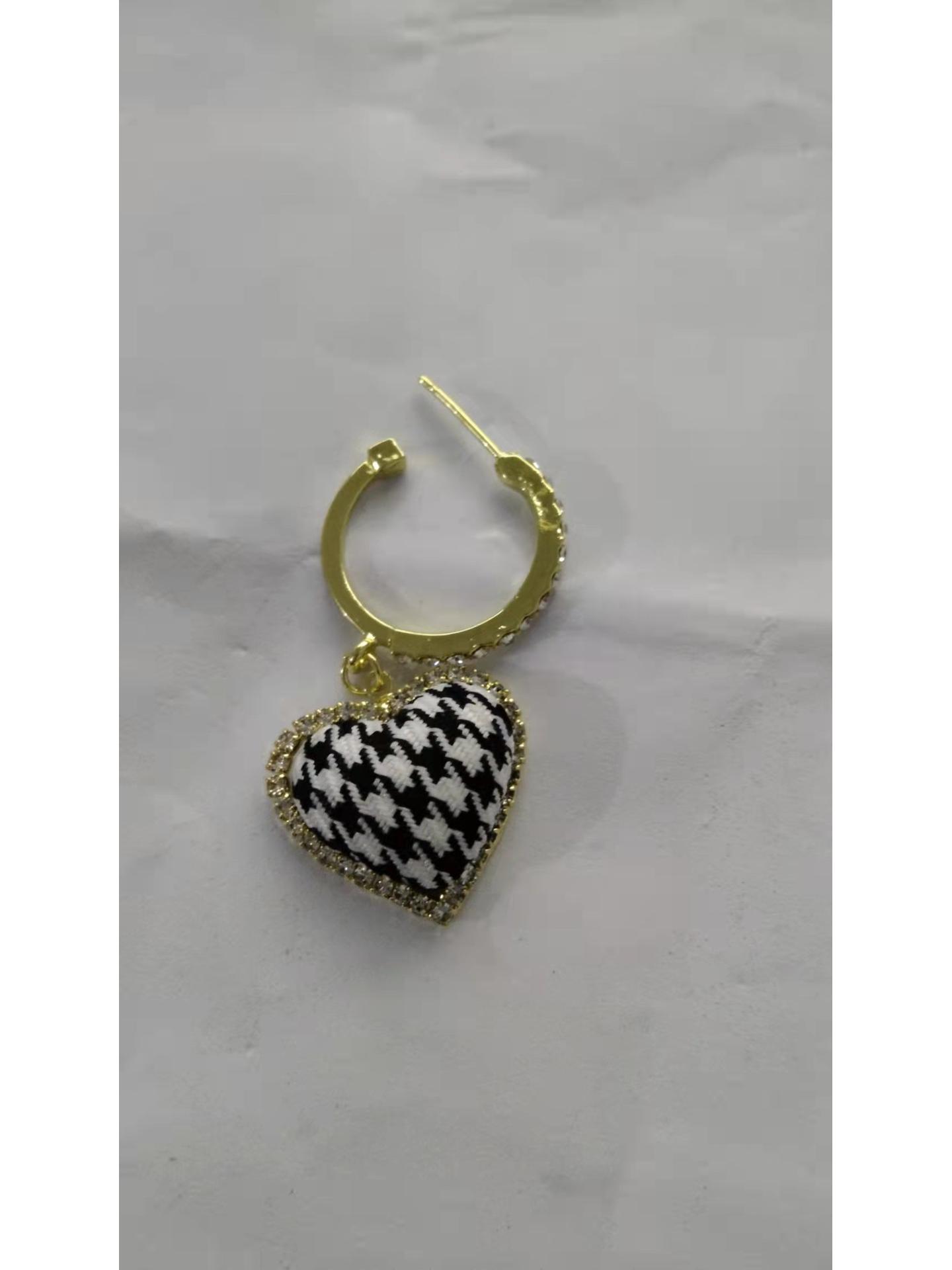 Корейские серьги в стиле ретро с узором «гусиная лапка» в форме сердца: Высококлассный трендовый дизайн (2021)
Корейские серьги в стиле ретро с узором «гусиная лапка» в форме сердца: Высококлассный трендовый дизайн (2021)