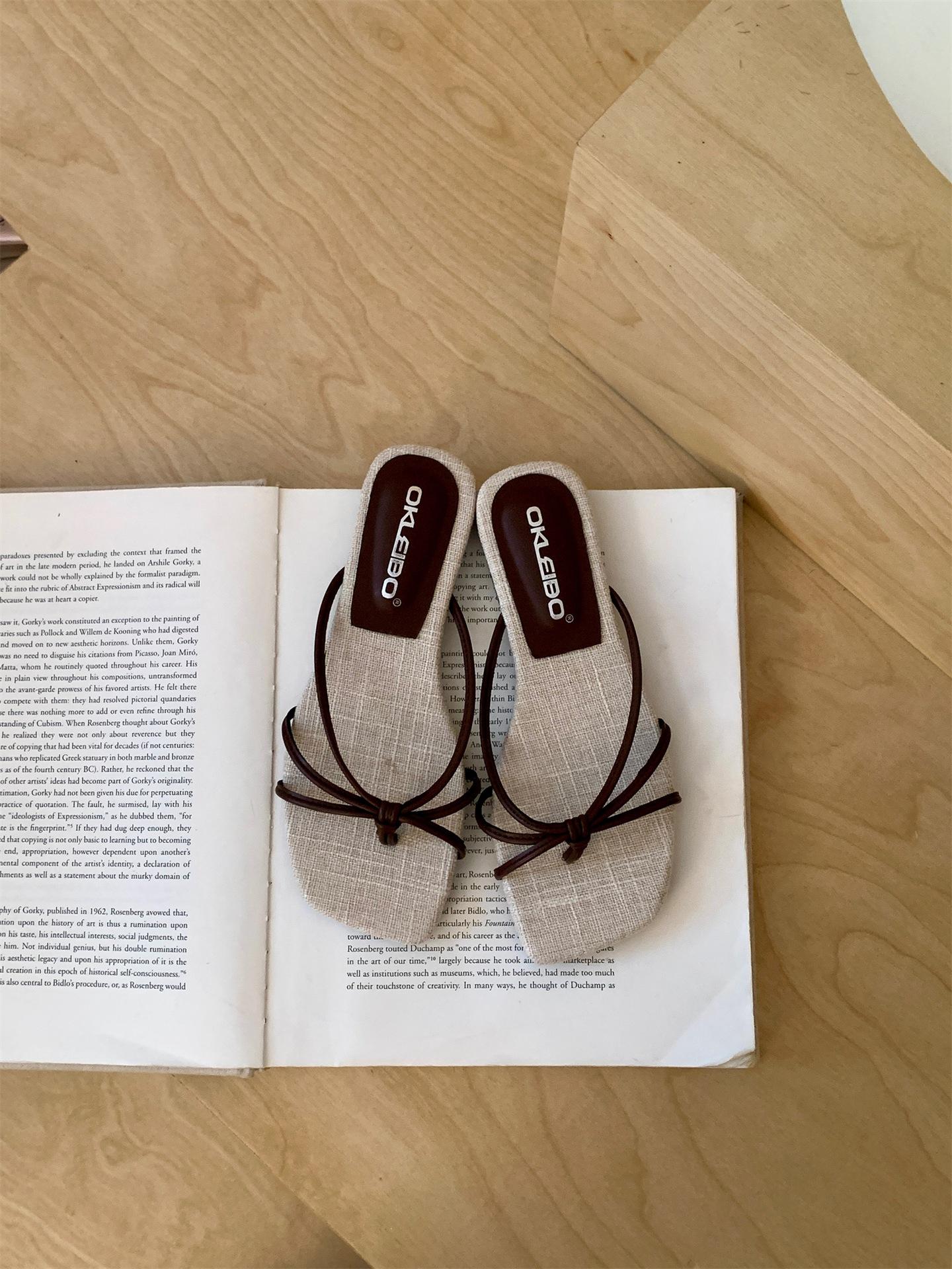 Roman Style Flat-Bottomed Flip-Flops Female Summer Wear Vacation Beach Shoes Thin Straps Toe Cold Slippers 39 темно-коричневого кольору
Roman Style Flat-Bottomed Flip-Flops Female Summer Wear Vacation Beach Shoes Thin Straps Toe Cold Slippers 39 темно-коричневого кольору