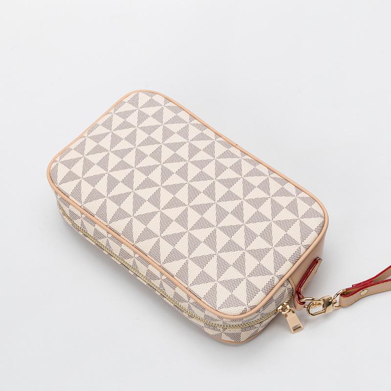 Fashion plaid printing hand grab bag women s new versatile mobile phone change bag hand bag travel toilet bag tide
Fashion plaid printing hand grab bag women s new versatile mobile phone change bag hand bag travel toilet bag tide