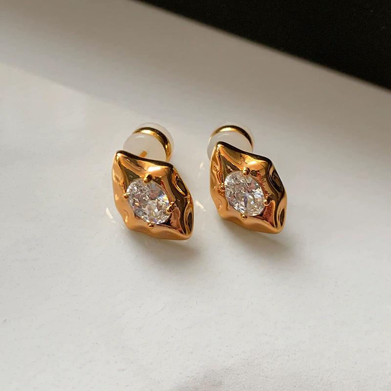 Super flash fire color A zircon earrings women s fashionable European and American light luxury high-end sense unique real gold electroplated earrings
Super flash fire color A zircon earrings women s fashionable European and American light luxury high-end sense unique real gold electroplated earrings