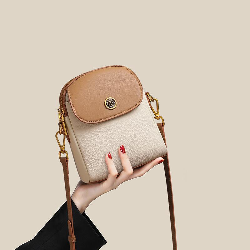 Новая простая маленькая сумка для женщин с чехлами для мобильных телефонов. Модная универсальная сумка через плечо в нишевом и высококлассном стиле.