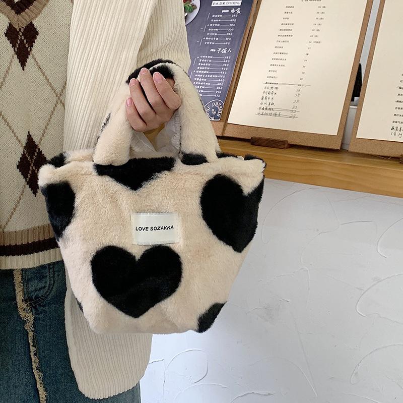 Soft Plush Women s Small Bucket Bag Love Heart Pattern Ladies Clutch Purse Shoulder Bags Winter Fashion Female Faux Fur Handbags бежевый
Soft Plush Women s Small Bucket Bag Love Heart Pattern Ladies Clutch Purse Shoulder Bags Winter Fashion Female Faux Fur Handbags бежевый