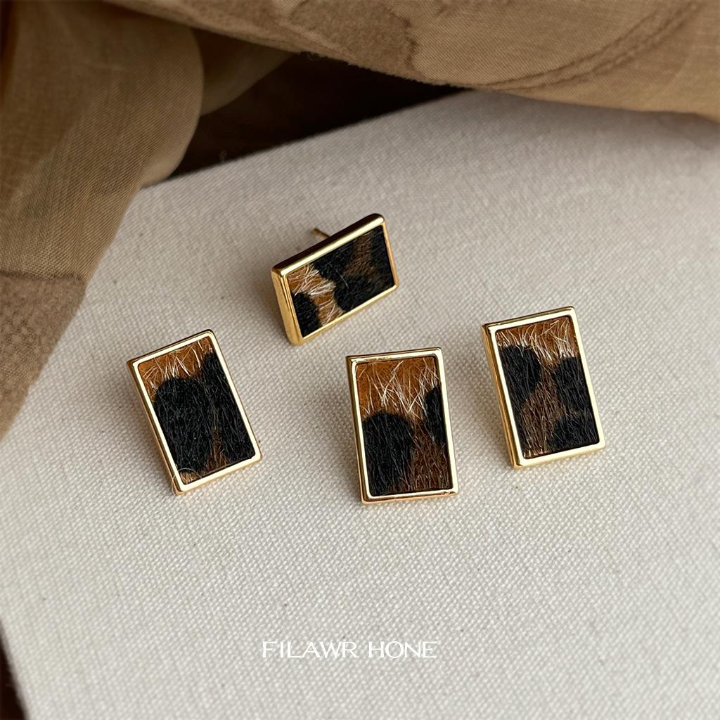 Literary leopard print Maillard style geometric rectangular plush stud earrings, autumn and winter popular new earrings factory
Literary leopard print Maillard style geometric rectangular plush stud earrings, autumn and winter popular new earrings factory