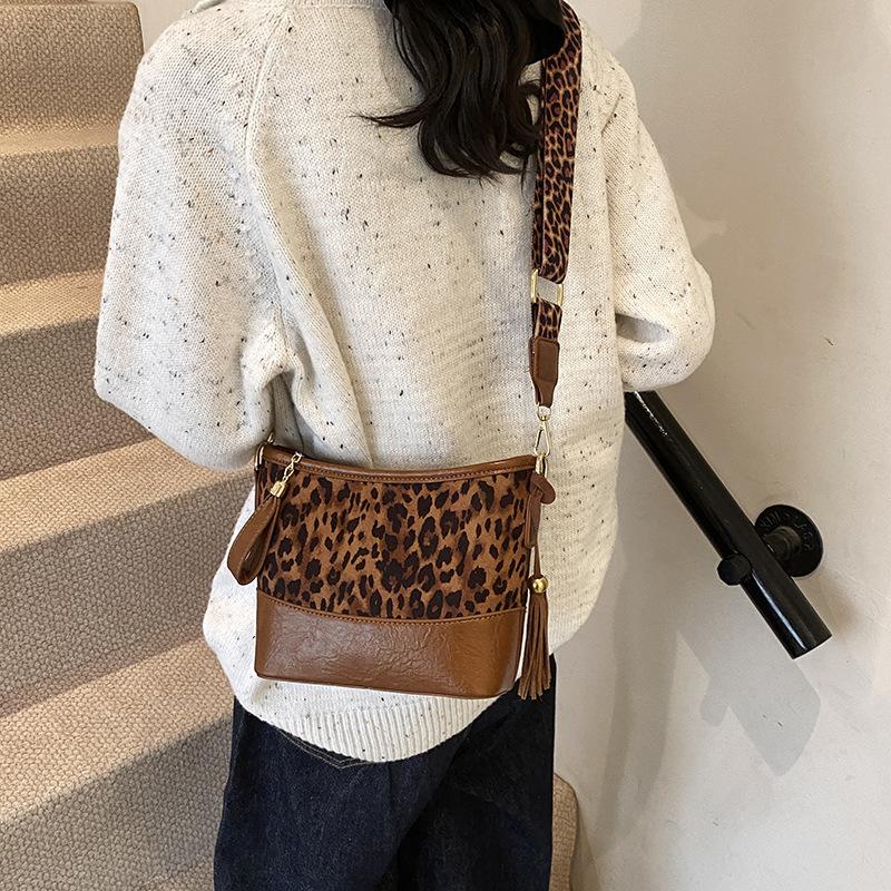 Chain bag 2025 new trendy fashion Internet celebrity women s bag retro shoulder oblique span bag women s versatile stray bag 23*8*18.5 коричневий
Chain bag 2025 new trendy fashion Internet celebrity women s bag retro shoulder oblique span bag women s versatile stray bag 23*8*18.5 коричневий
